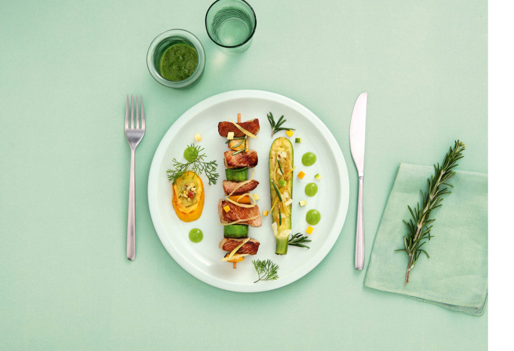Brochette de veau, courgette, jus de romarin et citrons confits